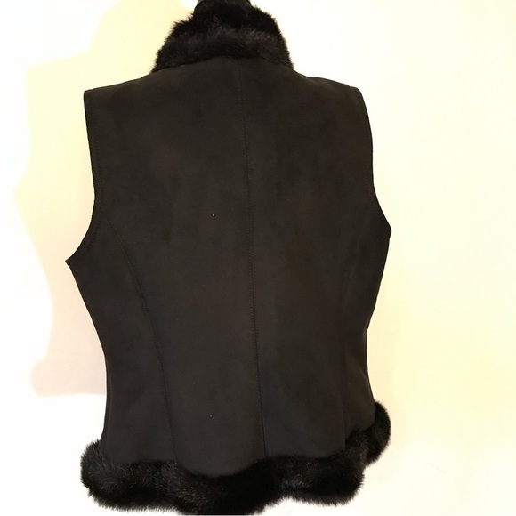 𝅺ANN Taylor vest trimmed with faux fur.  Women’s size medium. Black. - Picture 2 of 7